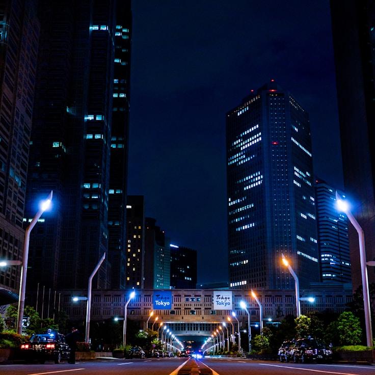 Parents evaluating schools in Portugal